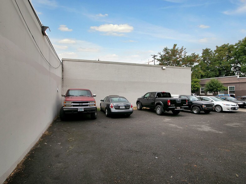 More Photos Of 302 SE 7th Ave, Portland Warehouse For Lease