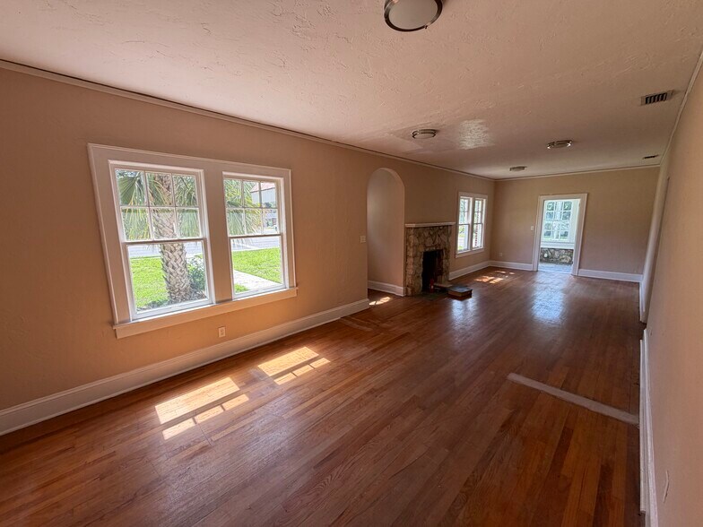More Photos Of 1008 NW 13th St, Gainesville Office Residential For Lease