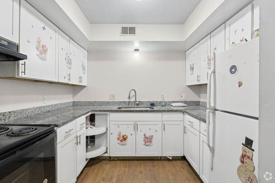 More Photos Of 2045 Cambridge Dr, Lexington Apartments For Sale