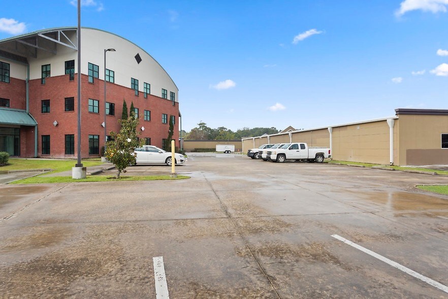 More Photos Of 814 W McNeese St, Lake Charles Office For Lease