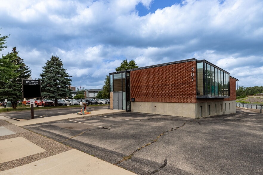 More Photos Of 307 E Center St, Rochester Office For Sale