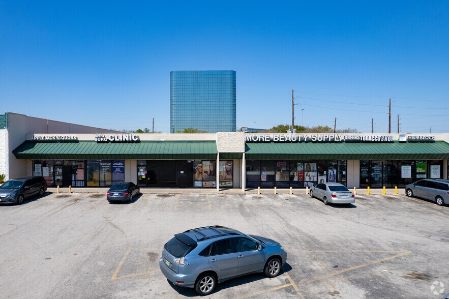 More Photos Of 200 W Greens Rd, Houston Freestanding For Sale