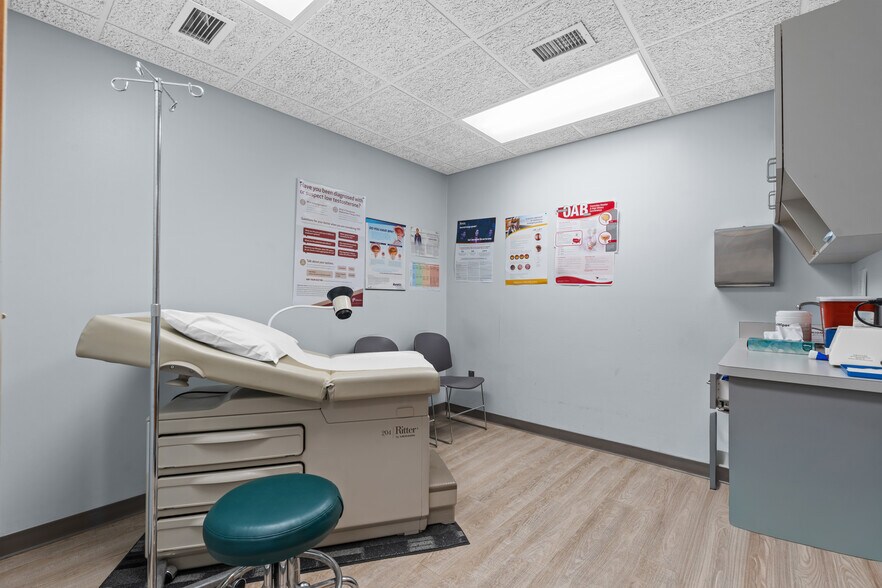 More Photos Of 28565-28585 Schoenherr Rd, Warren Medical For Lease