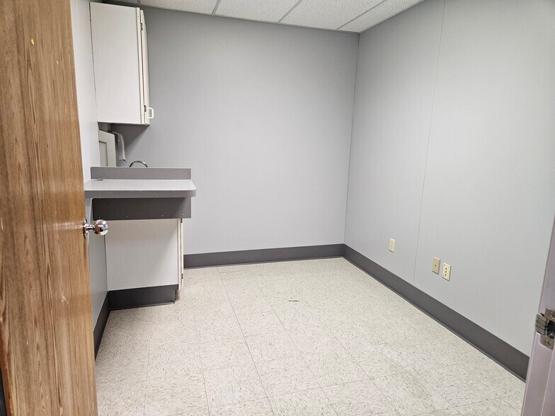More Photos Of 4700 Mcleod Dr E, Saginaw Medical For Lease