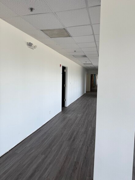 More Photos Of 5201 S West Shore Blvd, Tampa Warehouse For Lease