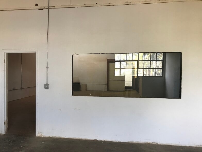 More Photos Of 314 W 58th St, Los Angeles Warehouse For Lease