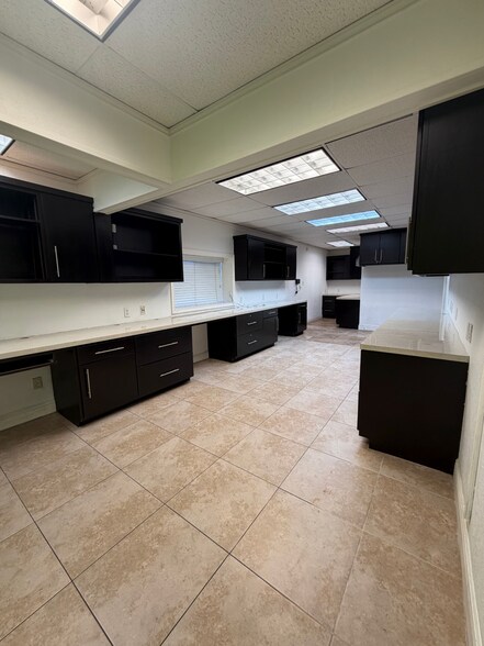 More Photos Of 1300 W US Highway 83, Alamo Warehouse For Lease