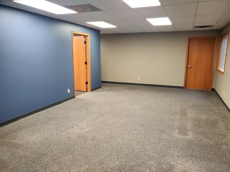 More Photos Of 300 Legacy Plz W, La Porte Medical For Lease