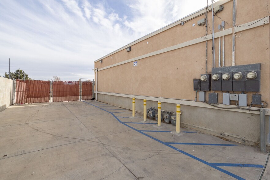More Photos Of 38262 6th St E, Palmdale Storefront For Sale