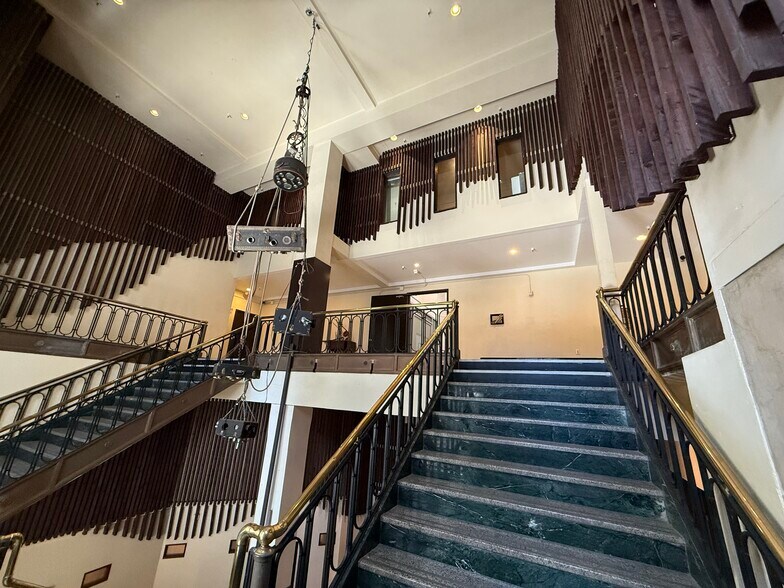 More Photos Of 529 S Broadway, Los Angeles Loft Creative Space For Lease