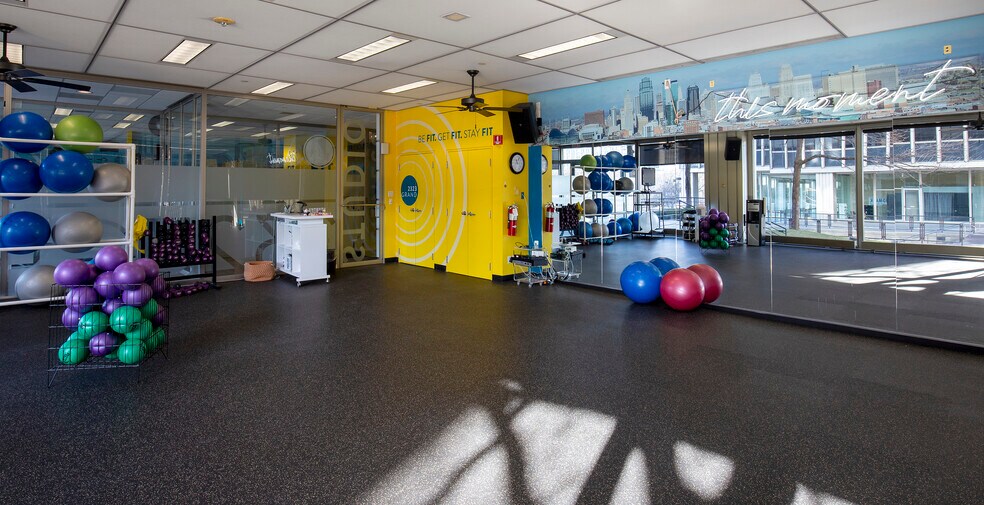 More Photos Of 2323 Grand Blvd, Kansas City Office For Lease