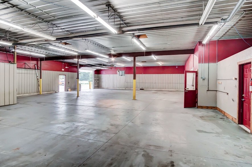 More Photos Of 20660 W Bowling Green Road, Weston Auto Repair For Lease