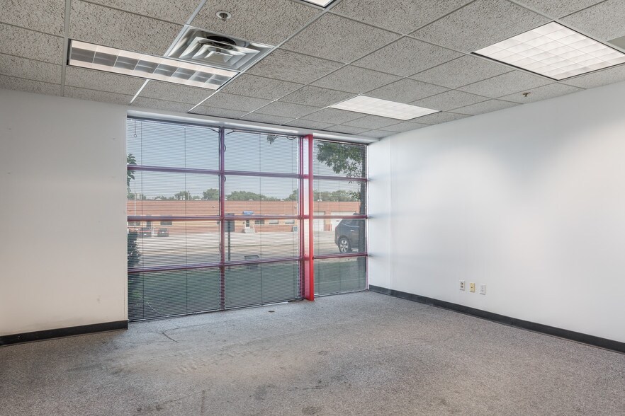 More Photos Of 1202 Thomas Beck Rd, Des Moines Flex For Lease