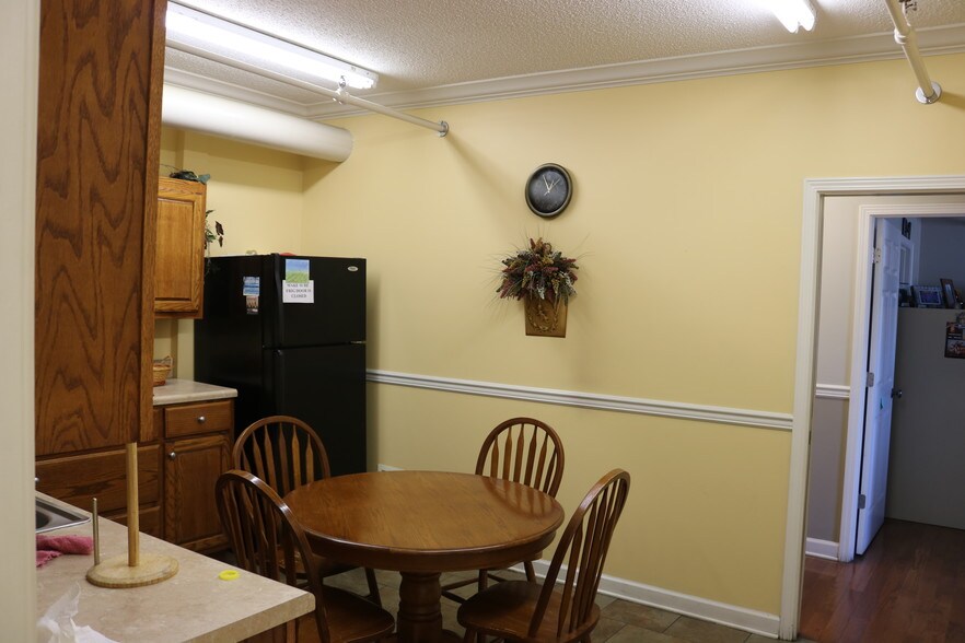 More Photos Of 2415 Lusk St, Guntersville Warehouse For Lease