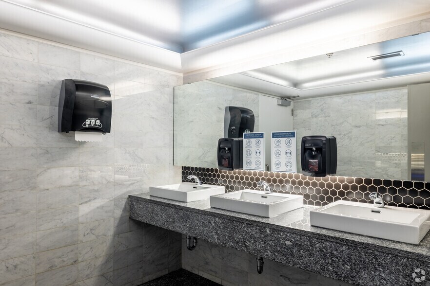 More Photos Of 215 Rue Saint-Jacques, Montréal Office For Lease