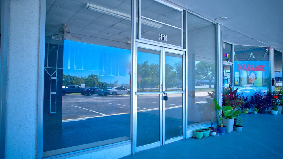 More Photos Of 650-698 S Broad St, Brooksville Unknown For Lease