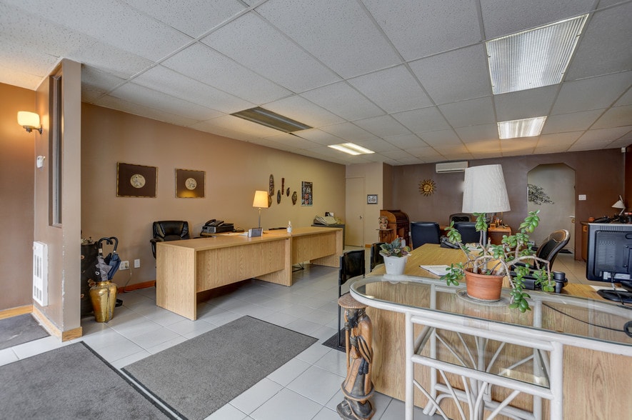 More Photos Of 89 Boul Henri-Bourassa O, Montréal Specialty For Sale