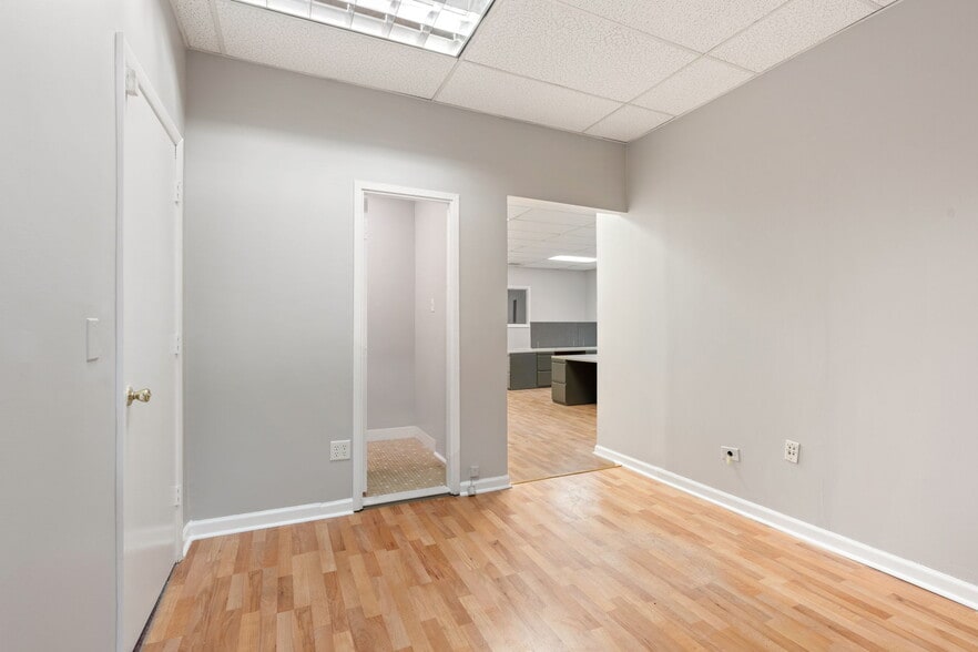More Photos Of 1293 Clove Rd, Staten Island Office For Lease