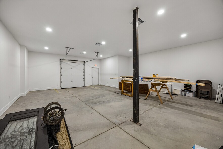 More Photos Of 908 Cresthaven Dr, Euless Showroom For Lease