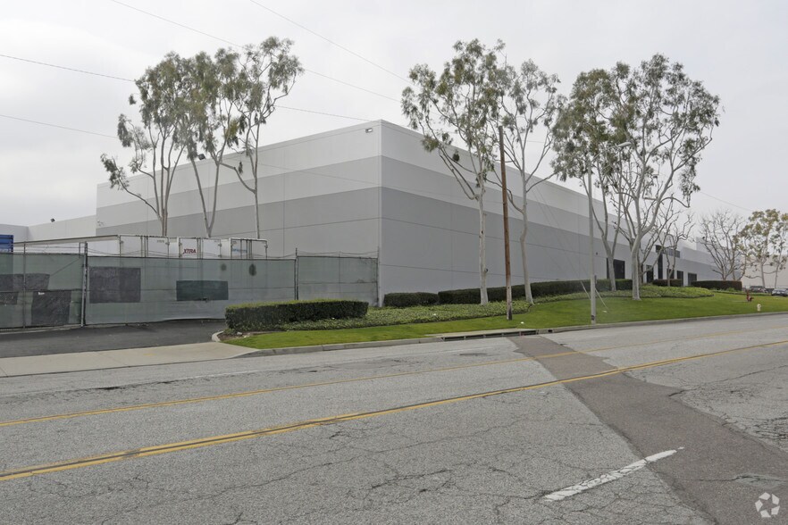 More Photos Of 220 W Victoria St, Compton Warehouse For Lease