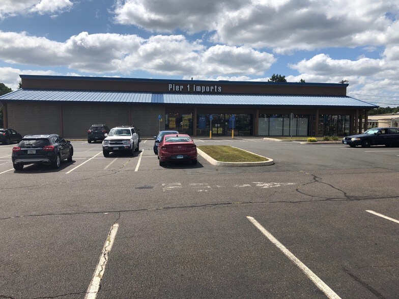 More Photos Of 533 S Broad St, Meriden Unknown For Lease