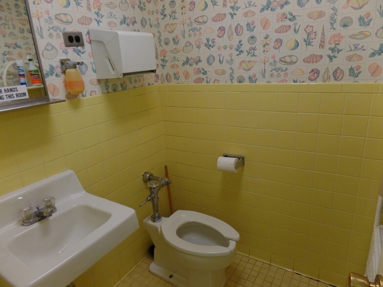 More Photos Of 316 E Harper St, Troy Medical For Sale