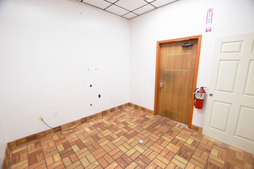 More Photos Of 1344-1358 E Bristol Rd, Burton Freestanding For Lease