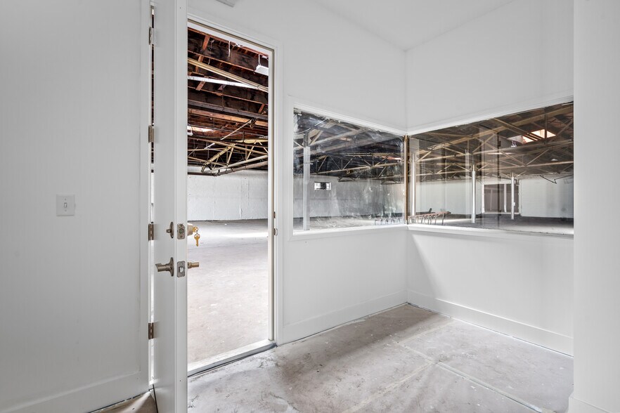 More Photos Of 5611 Clinton Dr, Houston Warehouse For Lease