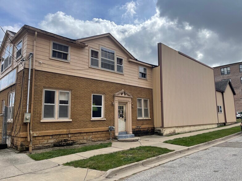 More Photos Of 211 S Elm St, Owosso Flex For Sale