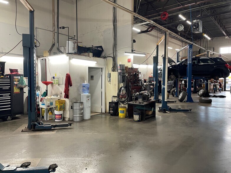 More Photos Of 8740 Cherry Ln, Laurel Light Manufacturing For Sale