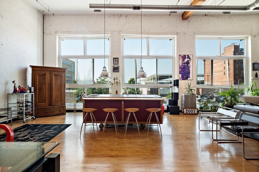 More Photos Of 2007-2009 Locust St, Saint Louis Storefront Retail Residential For Lease