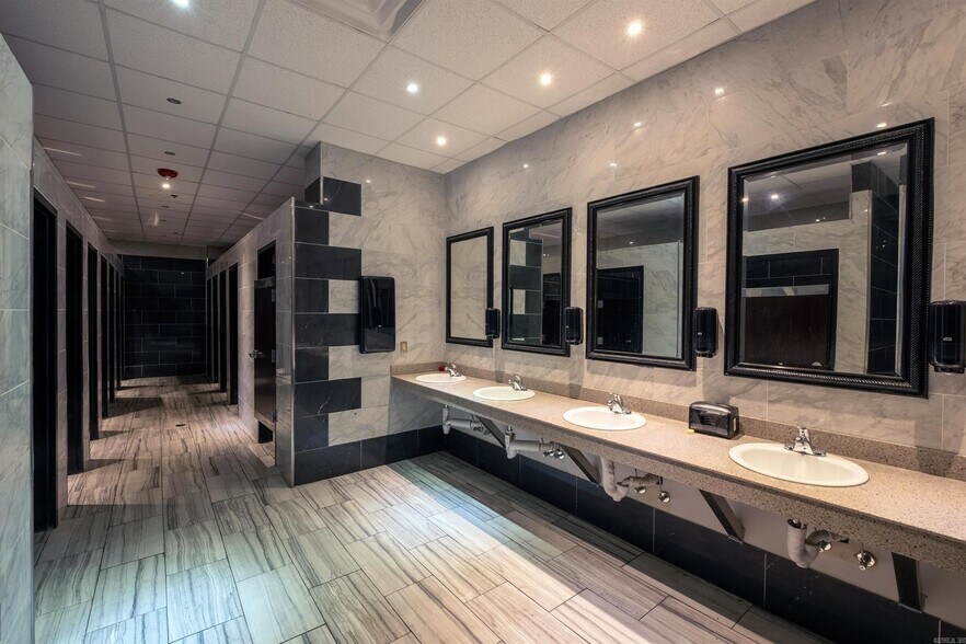 More Photos Of 8624 I 30, Little Rock Restaurant For Sale