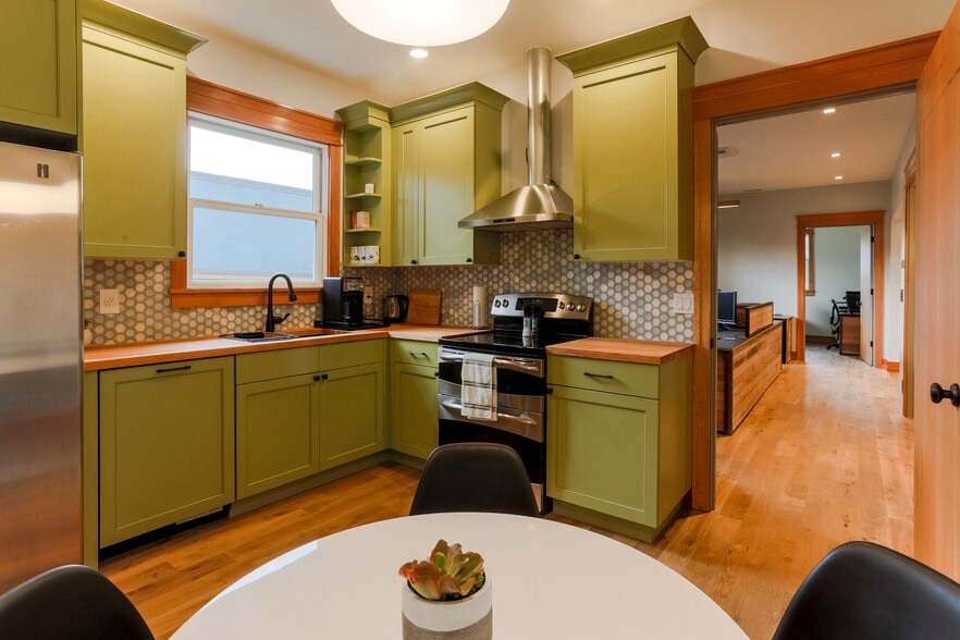 More Photos Of 625 NW 45th St, Seattle Office For Lease