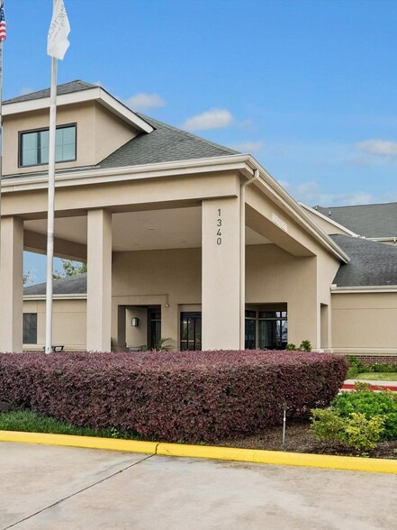 More Photos Of 1340 N Sam Houston Pky E, Houston Hotel For Sale