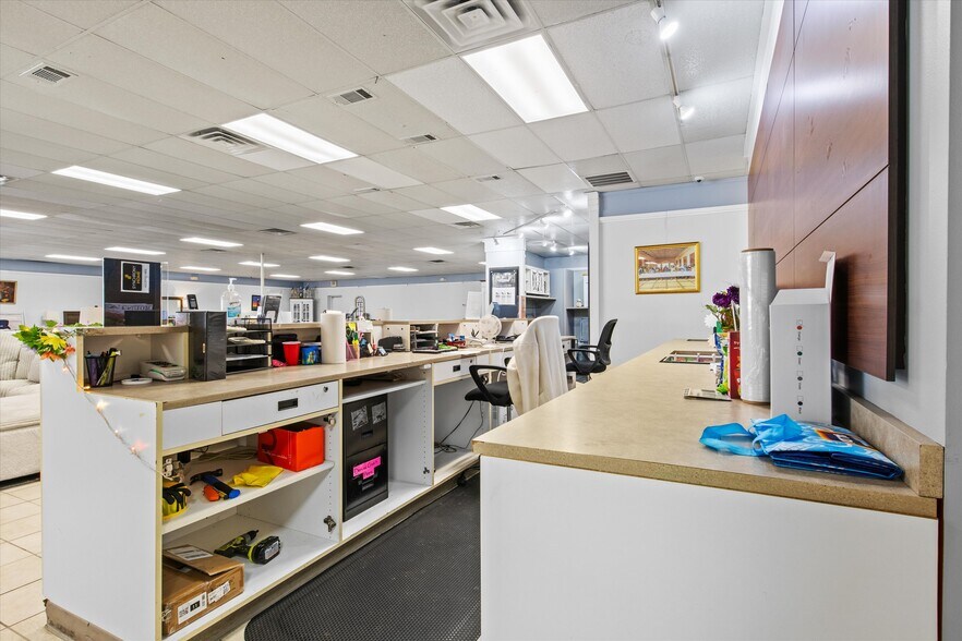 More Photos Of 304 W Jefferson St, Quincy Freestanding For Sale