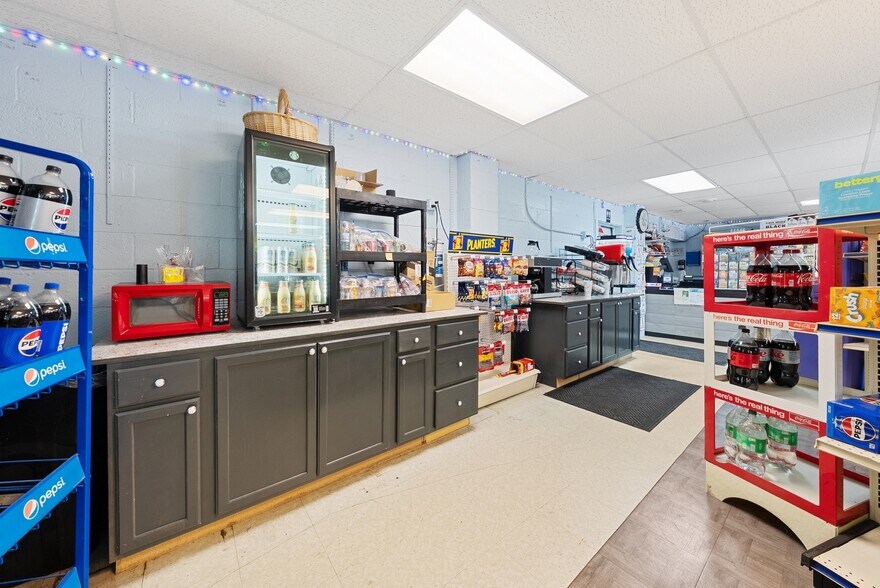 More Photos Of 7697 E Harbor Rd, Lakeside Marblehead Convenience Store For Sale