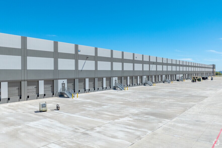 More Photos Of 3333 W University Dr, Denton Distribution For Lease