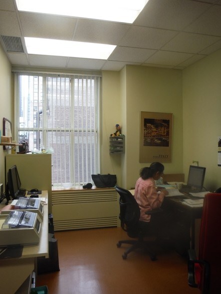 More Photos Of 18 E 48th St, New York Office For Lease