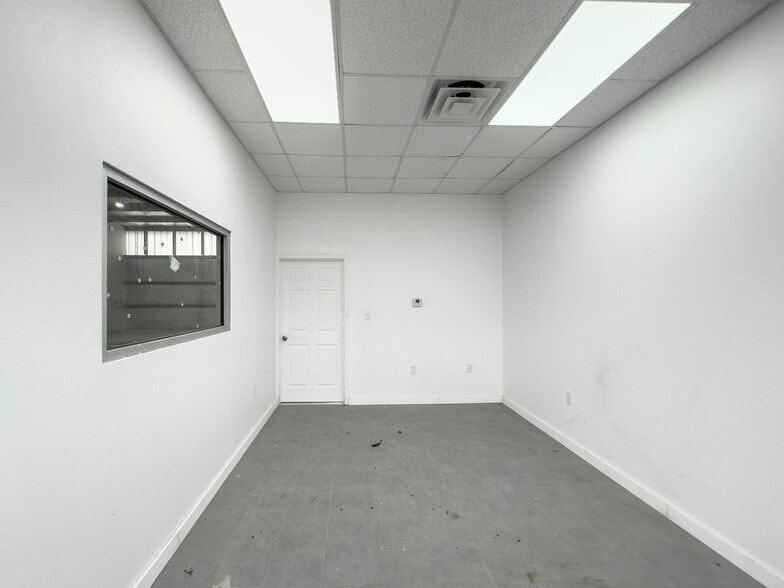 More Photos Of 9009 Pagewood Ln, Houston Warehouse For Sale
