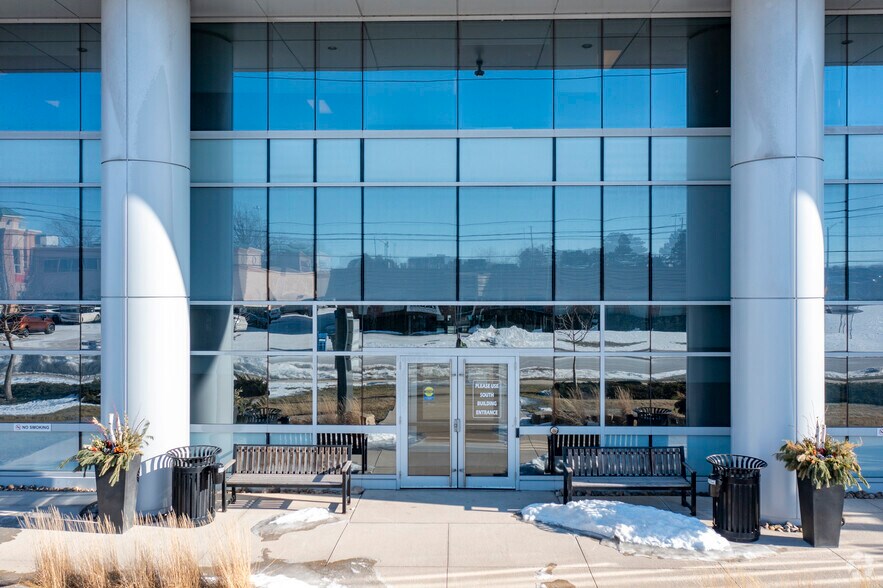 More Photos Of 354 Davis Rd, Oakville Office For Lease