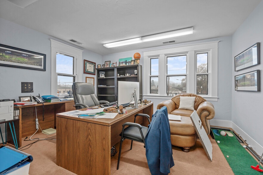 More Photos Of 236 SW Mill St, Dallas Office For Sale