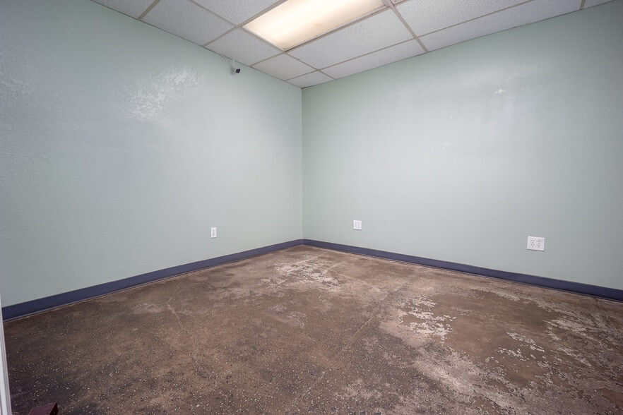 More Photos Of 6845 S Western Ave, Oklahoma City Distribution For Lease