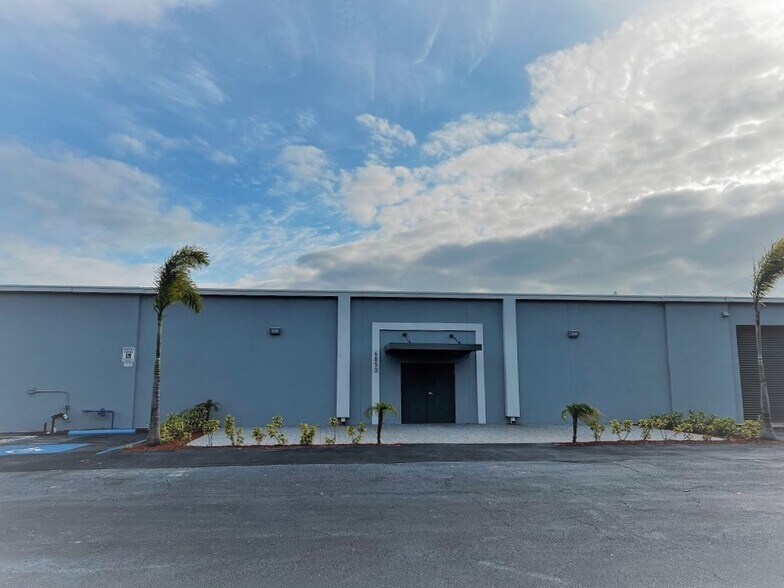 More Photos Of 6850 Cross Bayou Dr, Seminole Manufacturing For Lease