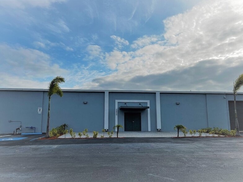 More Photos Of 6850 Cross Bayou Dr, Seminole Manufacturing For Sale
