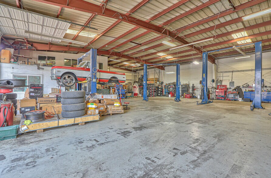 More Photos Of 50 Chamberlain St, Salinas Warehouse For Sale