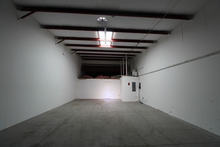 More Photos Of 1743 Independence Blvd, Sarasota Light Distribution For Lease