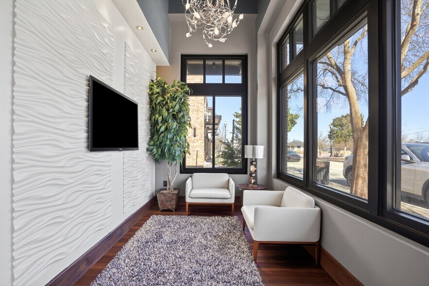 More Photos Of 309 N Oak St, Roanoke Office For Sale