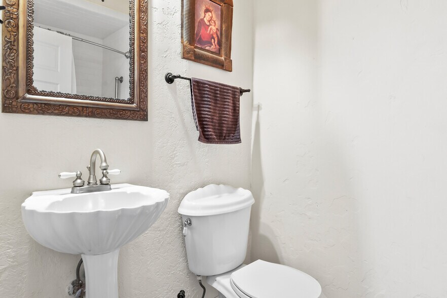 More Photos Of 118 W. Grand St, Whitewright Storefront Retail Residential For Sale