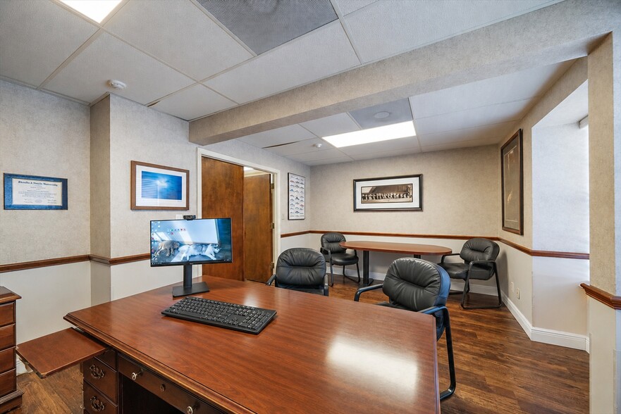 More Photos Of 1521-1525 Tamiami Trl S, Venice Office For Sale