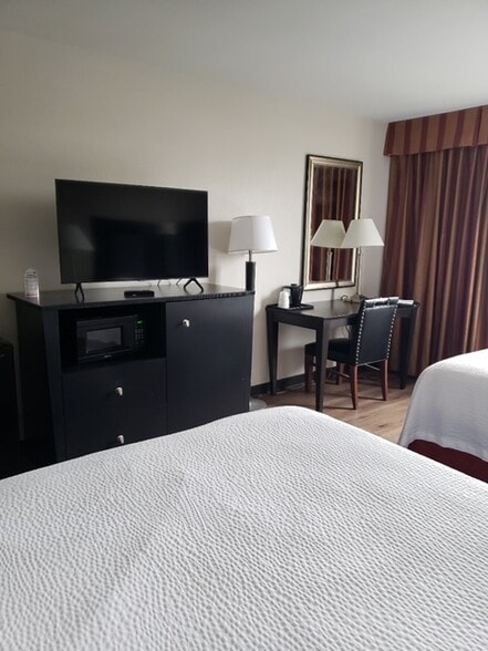 More Photos Of 2080 Mannheim Rd, Northlake Hotel For Sale